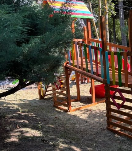 Ahşap Renkli Çatılı Oyun Parkı AK1154